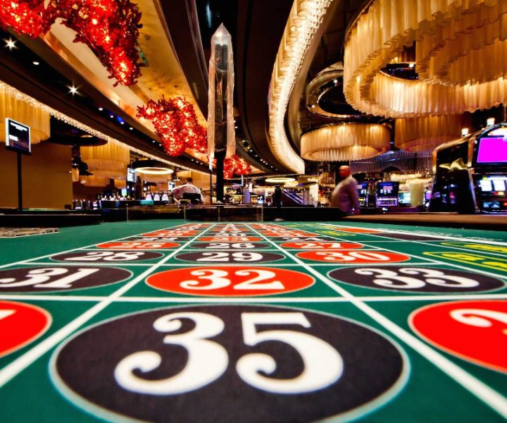 Which tables provide Bitcoin roulette gambling stats in real-time?